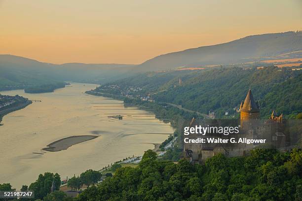 burg stahleck castle, youth hostel, unesco world heritage site, cultural landscape of the upper middle rhine valley, bacharach am rhein, rhineland-palatinate, germany - bacharach stock pictures, royalty-free photos & images
