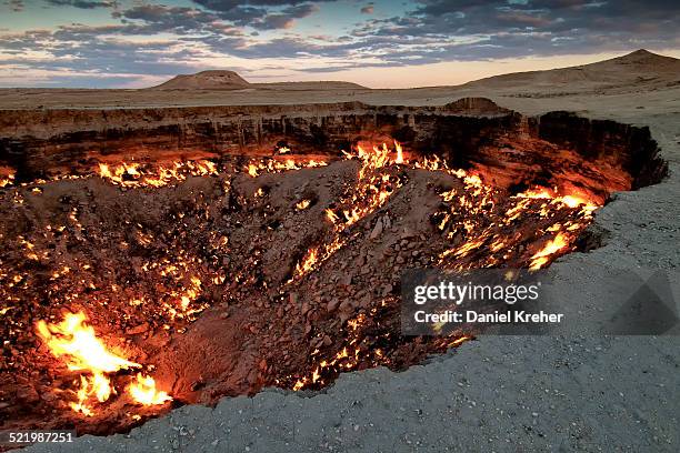fire crater, gas crater, door to hell darvaza crater, derweze or darvaza, karakum desert, dasoguz province, turkmenistan - volcanic crater stock-fotos und bilder