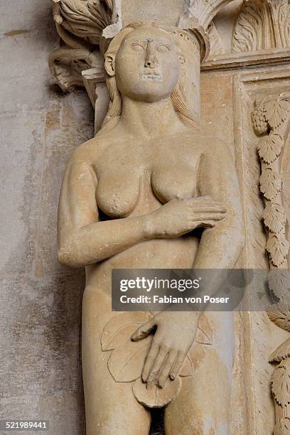 eve with a fig leaf on the western gate of trogir cathedral or cathedral of st. lawrence, 13th century, by the artist radovan, historic centre, unesco world heritage site, trogir, dalmatia, croatia - eve biblical figure stock-fotos und bilder
