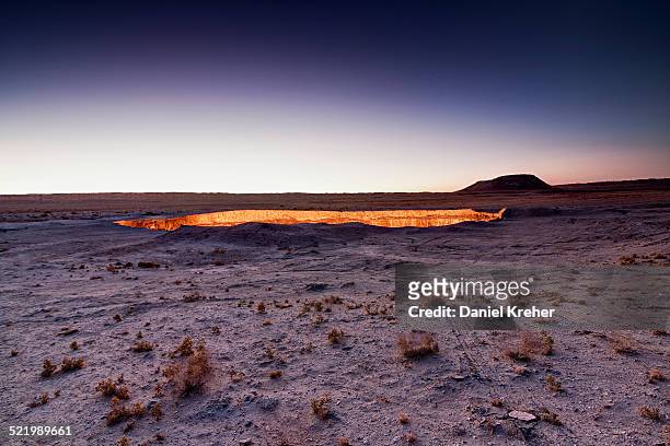 fire crater, gas crater, door to hell darvaza crater, derweze or darvaza, karakum desert, dasoguz province, turkmenistan - volcanic crater stockfoto's en -beelden