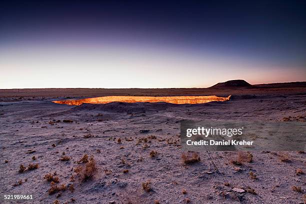 fire crater, gas crater, door to hell darvaza crater, derweze or darvaza, karakum desert, dasoguz province, turkmenistan - volcanic crater 個照片及圖片檔