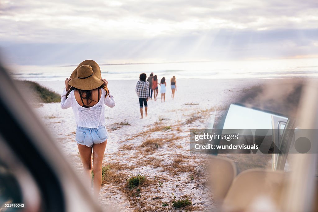 Hipster Multi-ethnischen eine Gruppe von Freunden zu Fuß am Strand