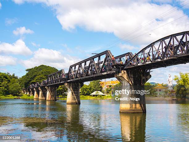 brücke am kwai in kanchanaburi, thailand - brücke über den fluss kwai stock-fotos und bilder