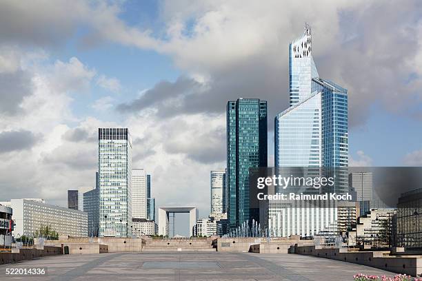 france, paris, view of la defense district from neuilly-sur-seine - la defense photos et images de collection