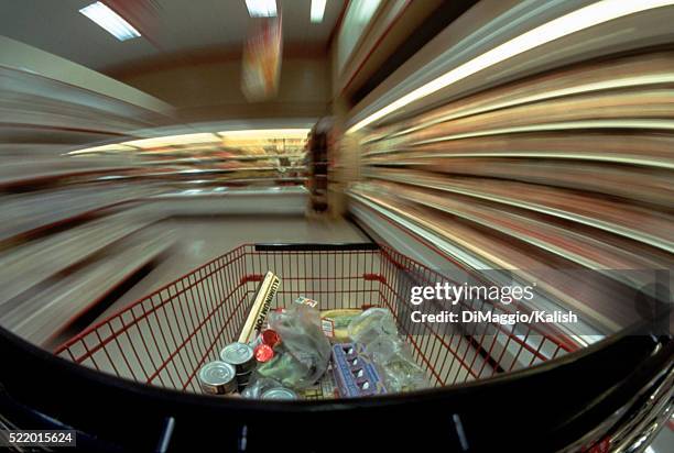 fast paced supermarket - unbehaglich stock-fotos und bilder