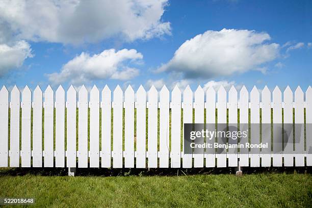 white picket fence - recinzione foto e immagini stock