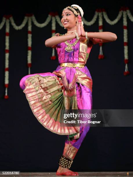bharat natyam dancer performing - bharat natyam foto e immagini stock