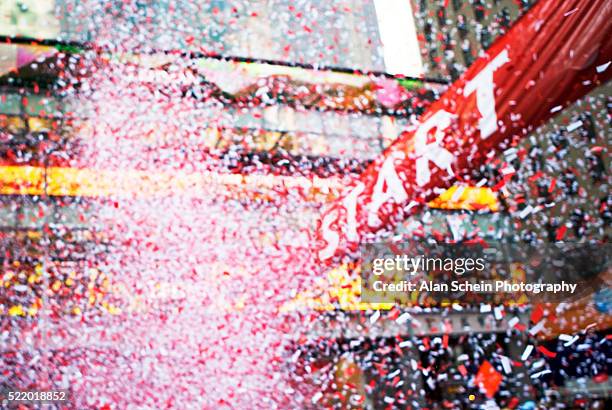confetti falling on starting line - linea di partenza attrezzatura sportiva foto e immagini stock