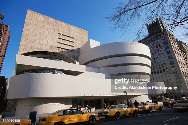 guggenheim museum in manhattan - museo guggenheim de nueva york fotografías e imágenes de stock