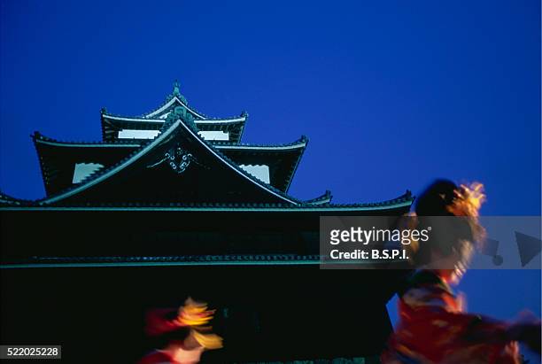 dancers swirling in front of matsue castle during cherry blossom festival - japanese castle fotografías e imágenes de stock