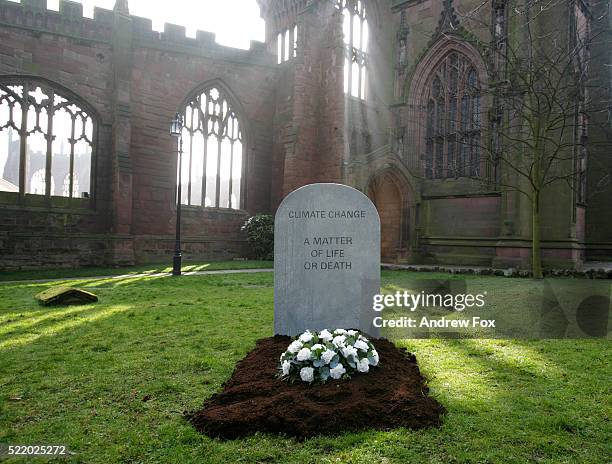 mock gravestone at coventry cathedral - grafsteen stockfoto's en -beelden