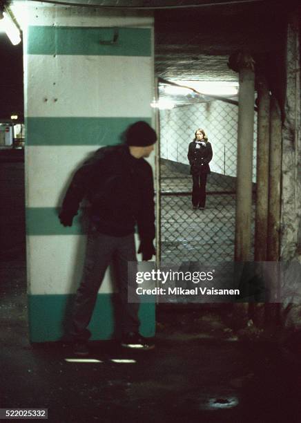 a man who is on the lookout of a young woman - acosador fotografías e imágenes de stock