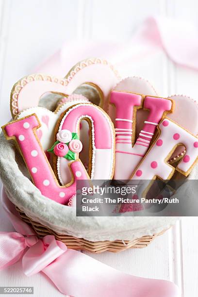 valentine cookie gift basket - gourmet gift basket fotografías e imágenes de stock