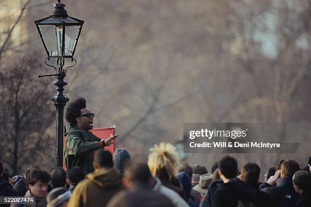 speaker at speaker's corner in hyde park - speakers corner imagens e fotografias de stock