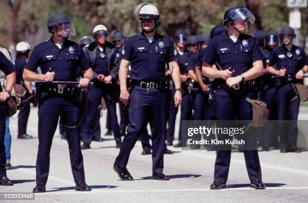 police officers outside o.j. simpson trial - lapd helmet stock-fotos und bilder