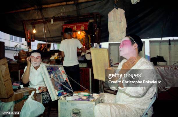 chinese theater actors applying makeup - provinz nakhon sawan stock-fotos und bilder