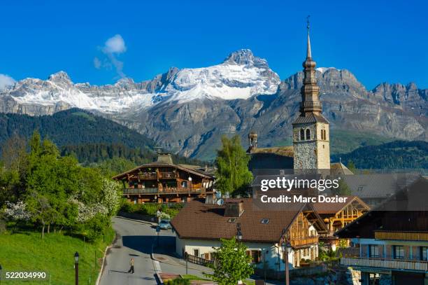 combloux village - combloux fotografías e imágenes de stock