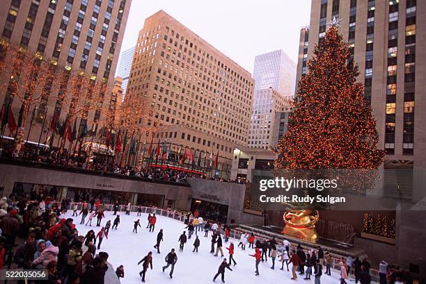 ice skating in rockefeller center - rockefeller center ice skating stock pictures, royalty-free photos & images