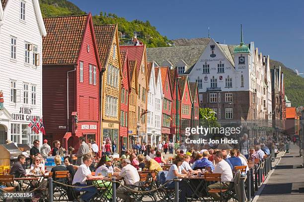 people at sidewalk cafes in bergen - 卑爾根 個照片及圖片檔