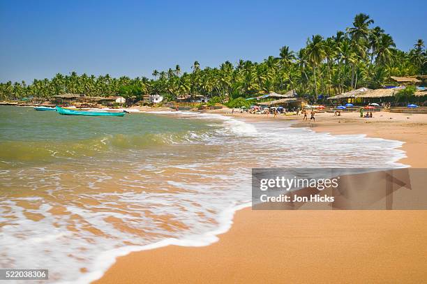 surf at anjuna beach - goa beach stock-fotos und bilder