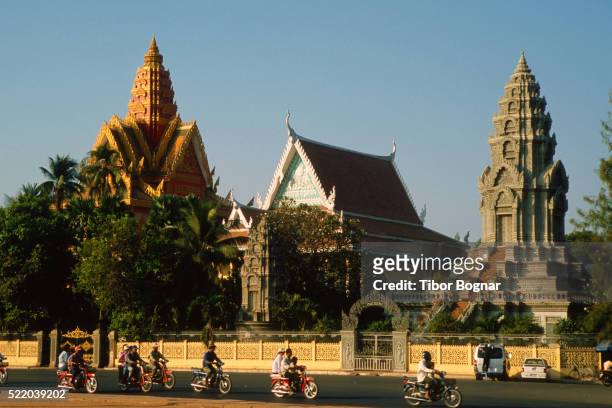 phnom penh, wat ounalom buddhist temple - tibor bognar cambodia bildbanksfoton och bilder