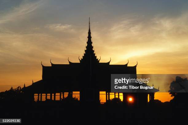 phnom penh, royal palace, sunset - tibor bognar cambodia bildbanksfoton och bilder