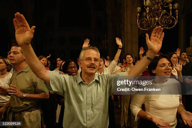 evangelist group singing in paris - prediger stock-fotos und bilder