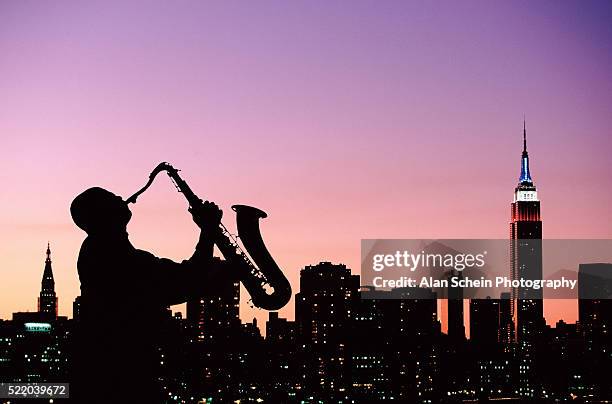 sax in the city - saxaphone portrait photos et images de collection