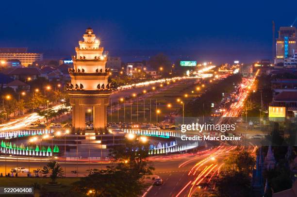 independence monument in phnom penh - phnom penh stock pictures, royalty-free photos & images