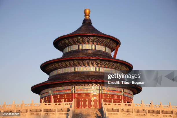 hall of prayer for good harvests at beijing's temple of heaven - himmelstempel stock-fotos und bilder