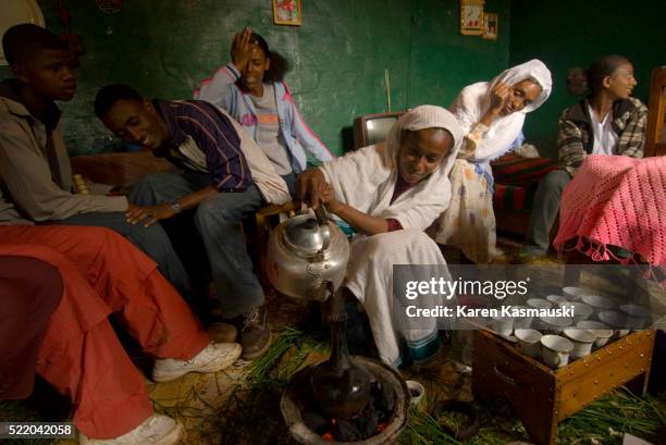 ethiopian coffee ceremony - ethiopian coffee ceremony imagens e fotografias de stock