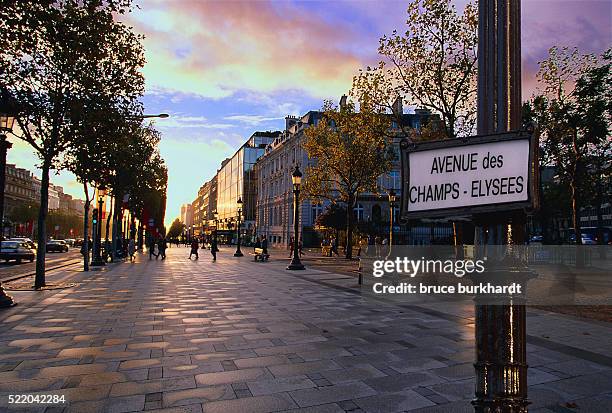 street along the champs elysees - trottoir paris stock-fotos und bilder