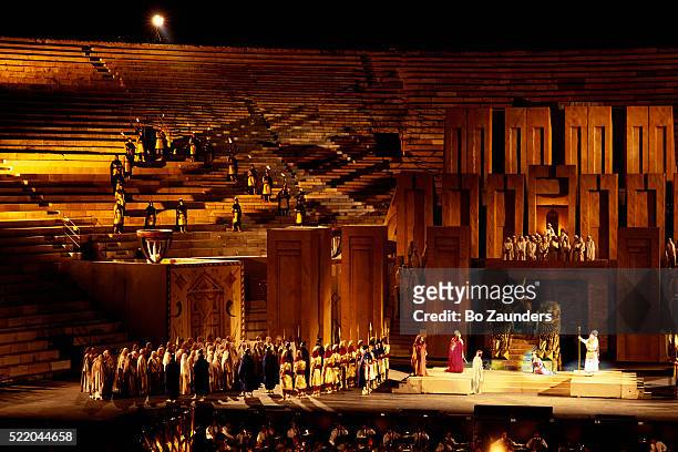 opera performance at arena di verona - diva photos et images de collection