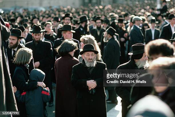 crowd of orthodox jews in new york city - jewish people stockfoto's en -beelden
