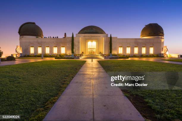 griffith observatory in los angeles - griffith observatory at night photos et images de collection