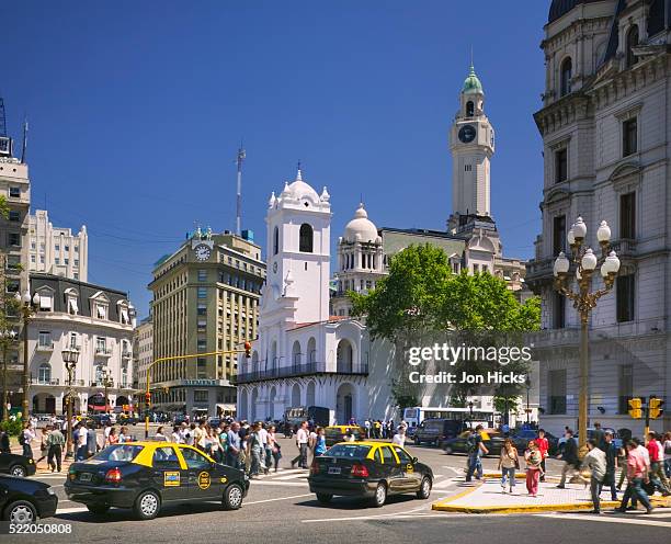 pedestrian crossing in plaza de mayo - buenos aires stockfoto's en -beelden