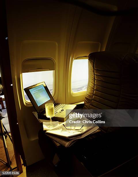 business travel - aircraft wifi fotografías e imágenes de stock