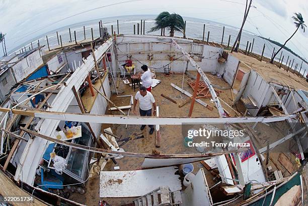 beachside business destroyed in hurricane - furacão george - fotografias e filmes do acervo