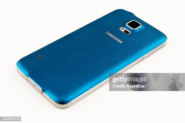 backview der neuen samsung galaxy s5 smartphone mit blau cover - samsung galaxy studio stock-fotos und bilder