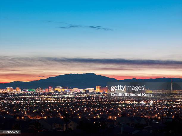 las vegas at sunset - las vegas photos et images de collection