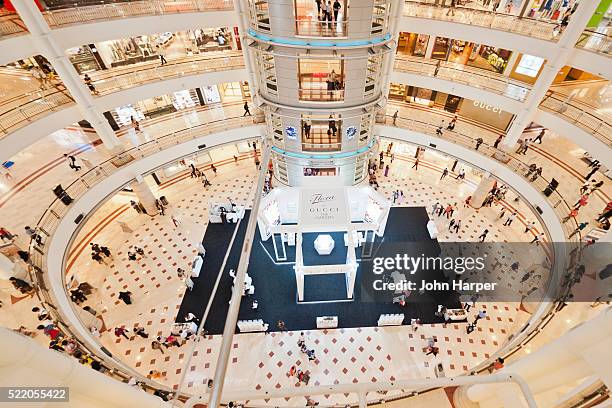 klcc mall, kuala lumpur, malaysia - mall interior photos et images de collection