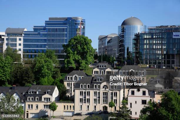 old and modern architecture in luxembourg city - luxembourg benelux photos et images de collection