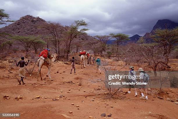 trekking with samburu tribe - samburu photos et images de collection