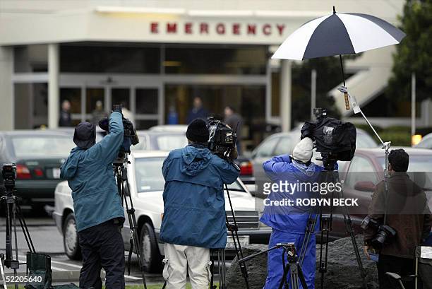 Members of the media train their cameras on the emergency room entrance of the Marian Medical Center 16 February 2005 in Santa Maria, CA, where US...