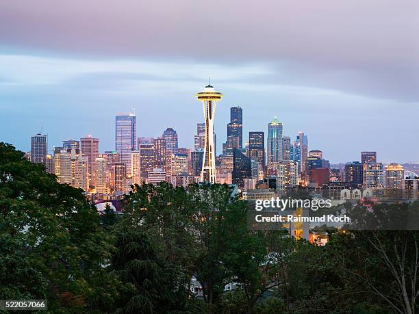 space needle and seattle skyline at dusk - seattle needle stock pictures, royalty-free photos & images