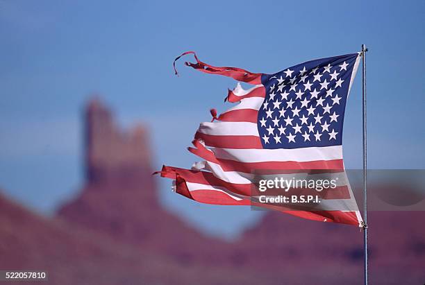 a tattered american flag - monument valley navajo tribal park, az - 民主 個照片及圖片檔