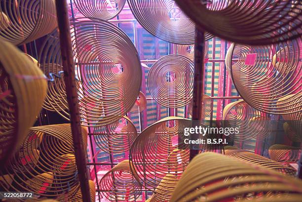 incense coils hanging from ceiling - templo de man mo - fotografias e filmes do acervo
