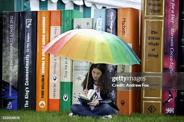 teenage girl reading at hay-on-wye book festival - festival de literatura fotografías e imágenes de stock