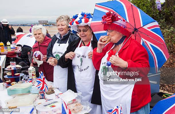 queen's diamond jubilee street party - street party ストックフォトと画像