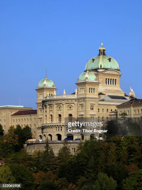 bundeshaus parliament building in bern - jura suisse photos et images de collection